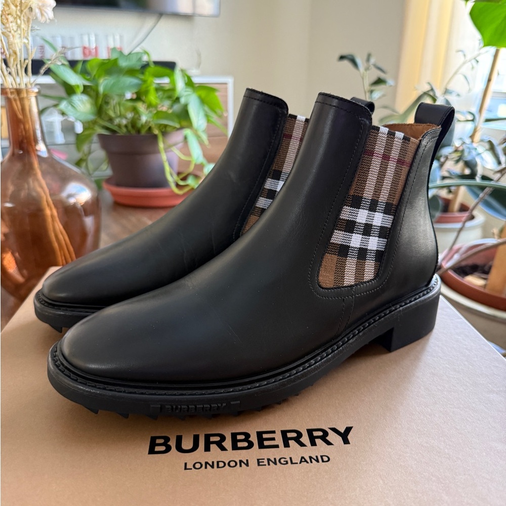 BNWT Burberry Chelsea Vintage Check Men Boots Shoes Brand new never worn fullset